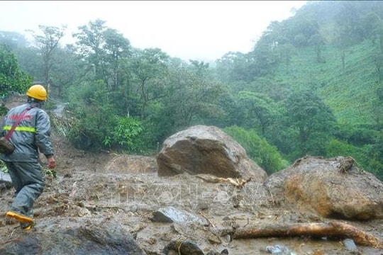 Quốc lộ 32: Hơn 20 điểm sạt lở, ách tắc đường lên Mù Cang Chải