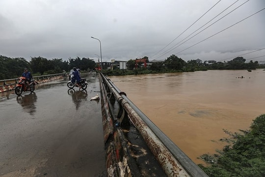 Lũ trên các sông ở miền Bắc tiếp tục ở mức nguy hiểm