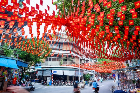 Thủ đô rực rỡ cờ hoa – Người dân hân hoan chào mừng Quốc khánh 2/9