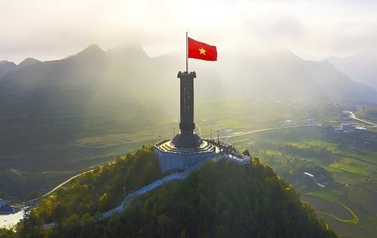 Thiêng liêng lá cờ đỏ sao vàng