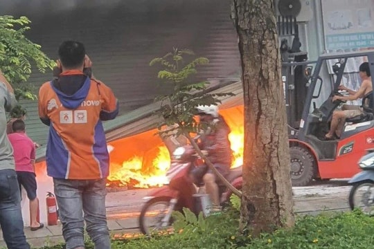 TP. HCM: Cháy kho hàng trên đường Trần Văn Giàu, nhiều tài sản bị thiêu rụi