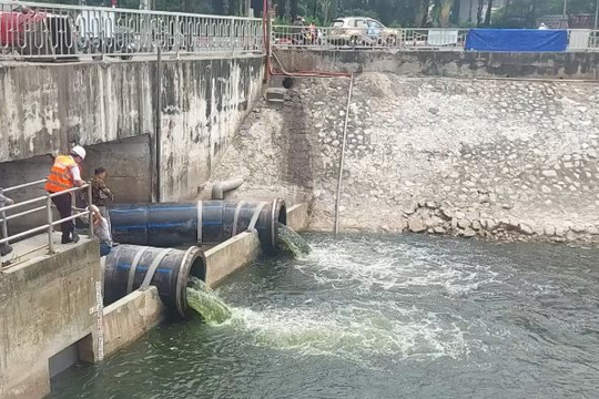 Hà Nội chính thức dẫn nguồn nước từ hồ Tây bổ cập cho sông Tô Lịch