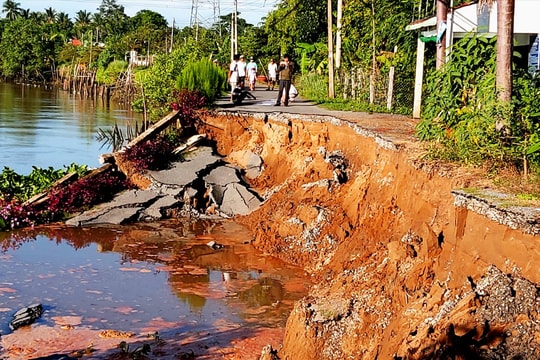 Đồng Tháp triển khai nhiều giải pháp ứng phó sạt lở, sụt lún