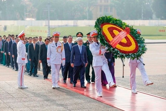 Đoàn đại biểu Đảng bộ MTTQ, các đoàn thể Trung ương vào Lăng viếng Chủ tịch Hồ Chí Minh