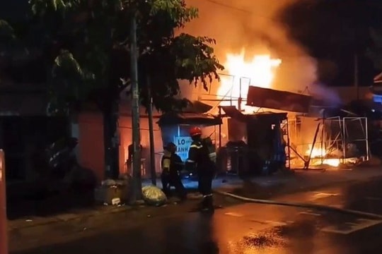 TP. HCM: Cháy lớn tại chợ Xuân Thới Sơn, nhiều sạp hàng và ki-ốt bị thiêu rụi