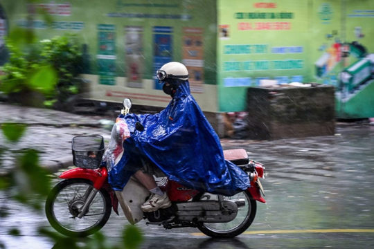Nhiều khu vực trên cả nước mưa dông kèm lốc sét, nguy cơ lũ quét