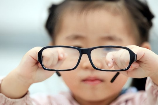 Ô nhiễm không khí có thể làm tăng nguy cơ cận thị ở trẻ em