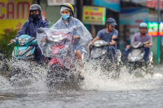 TPHCM đối mặt mưa dông, nguy cơ ngập úng cuối tuần