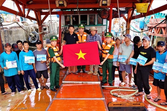 Biên phòng Bà Rịa - Vũng Tàu tặng cờ Tổ quốc và tuyên truyền chống khai thác IUU cho ngư dân