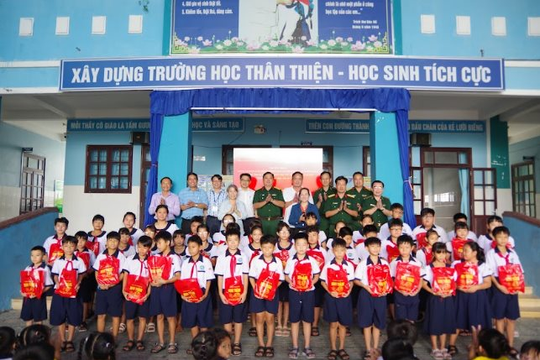 Mang Trung thu ấm áp đến người dân và học sinh xã đảo Thạnh An