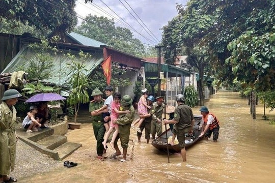 Thủ tướng yêu cầu huy động mọi lực lượng, phương tiện ứng phó nguy cơ sau bão số 10