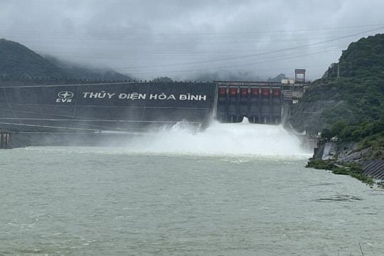 Mở một cửa xả đáy thủy điện Hòa Bình từ 20h để ứng phó mưa lớn sau bão số 10