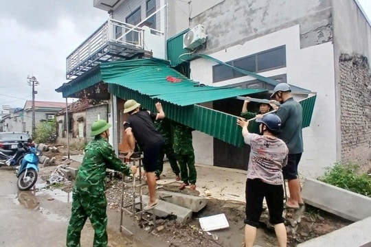 Hưng Yên: 300 nhà hư hại, 870 ha lúa đổ rạp sau mưa lốc do bão số 10