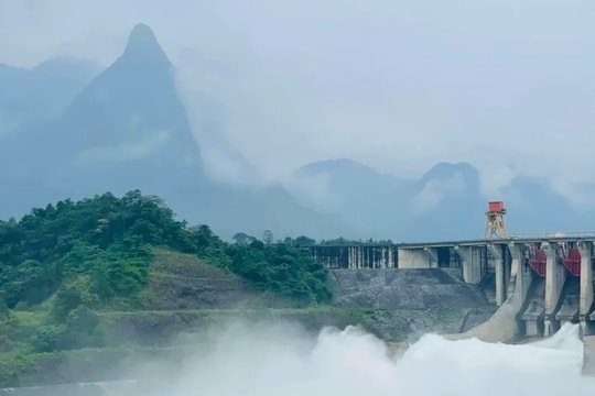 Thủy điện Tuyên Quang mở thêm cửa xả, lũ trên sông Gâm lên nhanh