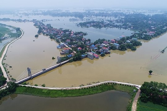 Mực nước sông dâng cao, cảnh báo ngập lụt và sạt lở tại Hà Nội và vùng lân cận