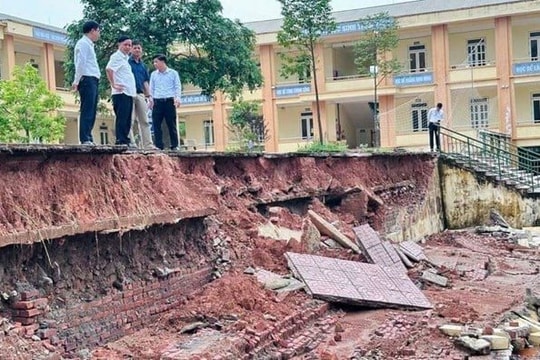 Khẩn cấp ứng phó sạt lở đe dọa an toàn người dân ở Ba Vì