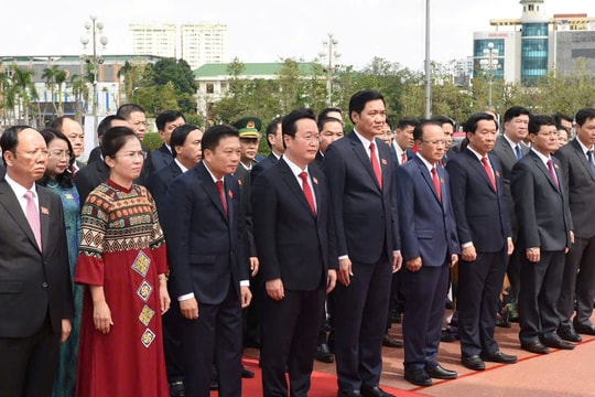 Đoàn đại biểu Đại hội Đảng bộ tỉnh Nghệ An lần thứ XX dâng hoa, báo công trước tượng đài Bác Hồ