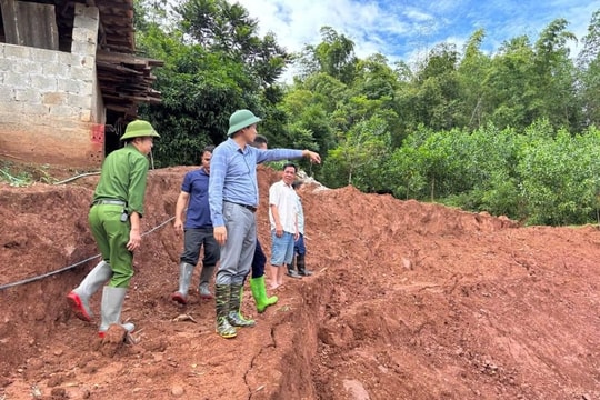 Phú Thọ: Xuất hiện vết nứt 200m trên sườn dốc, 84 người dân khẩn cấp sơ tán