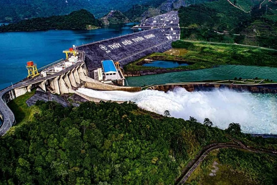 Hôm nay, thủy điện Tuyên Quang đóng thêm cửa xả đáy