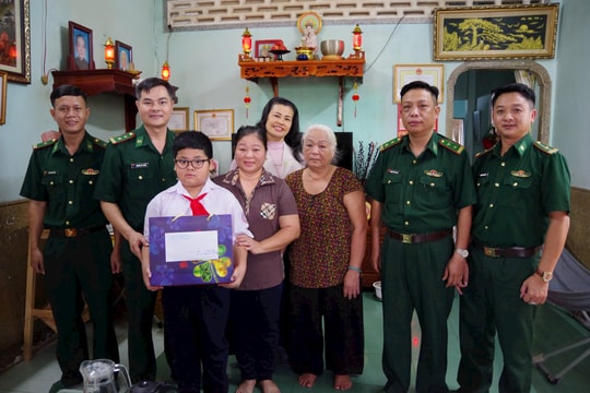 Hơn 2000 phần quà được trao tận tay các em thiếu nhi trên địa bàn khu vực biên giới biển nhân dịp Tết Trung thu