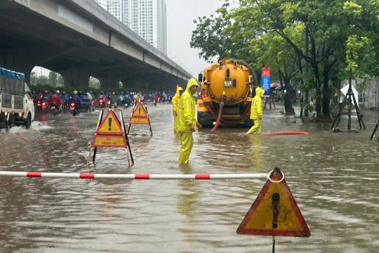 Hà Nội khẩn trương khắc phục ngập úng sau mưa lớn do hoàn lưu bão số 10