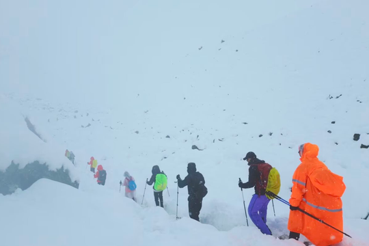 Tây Tạng: Bão tuyết tại đỉnh Everest, hàng trăm người leo núi sơ tán khẩn cấp