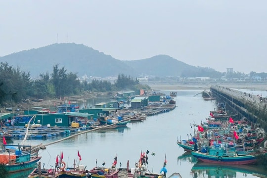 Nghệ An: Cấm tàu thuyền ra khơi từ 10 giờ ngày 5/10 để ứng phó bão số 11