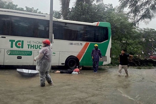 Hà Nội: Nghi rò điện khiến một số người tê chân tay khi đi qua điểm ngập Tú Mỡ - Phạm Hùng