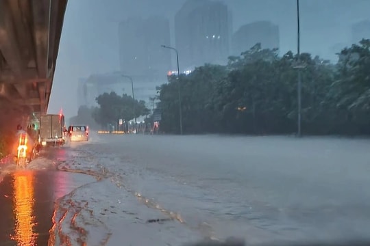 Hà Nội mưa lớn kéo dài đến tối nay, cảnh báo ngập úng tại nhiều khu vực trũng thấp