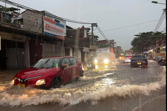 Điểm danh loạt tuyến phố Hà Nội ngập nặng sáng 7/10