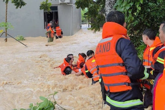 Bắc Ninh: Giải cứu thành công 12 người dân bị cô lập giữa mưa lũ