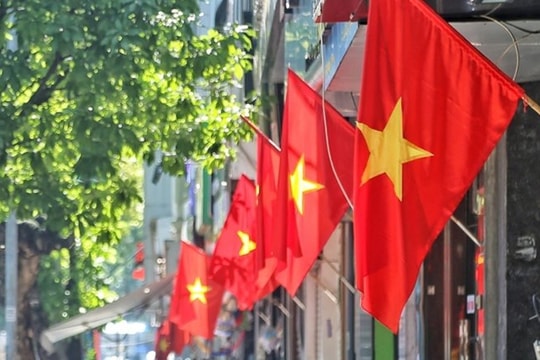 Hà Nội treo cờ Tổ quốc chào mừng 71 năm Ngày Giải phóng Thủ đô