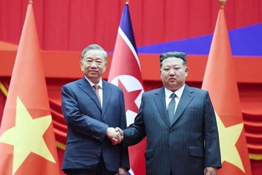 Tổng Bí thư Kim Jong Un chủ trì lễ đón Tổng Bí thư Tô Lâm thăm CHDCND Triều Tiên