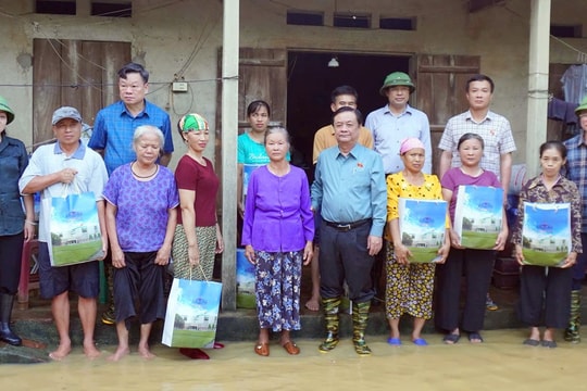 Thái Nguyên: Phó Chủ tịch Quốc hội Lê Minh Hoan trực tiếp kiểm tra, động viên nhân dân vùng lũ