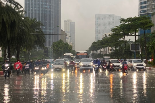 Hà Nội mưa lớn, người dân đội mưa đi làm