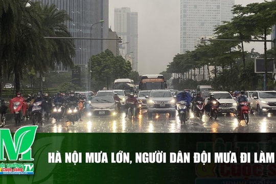 [VIDEO] Hà Nội mưa lớn, người dân đội mưa đi làm
