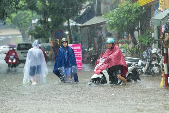 Dự báo thời tiết Hà Nội ngày 16/10/2025: Mưa rào và dông rải rác