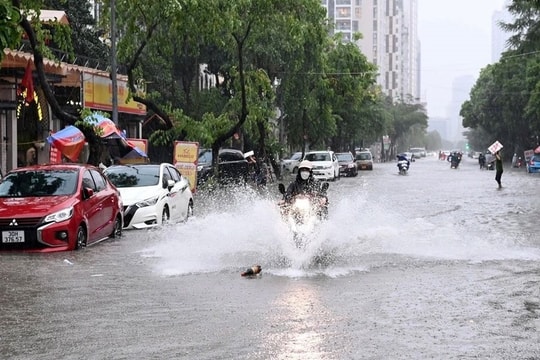 Mưa dông bao phủ nhiều khu vực trên cả nước, cảnh báo lốc xoáy và ngập úng cục bộ