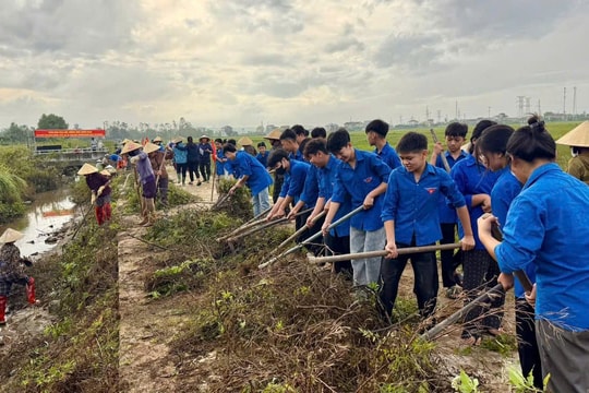 Thanh niên Nghệ An chung tay làm thủy lợi, vệ sinh môi trường
