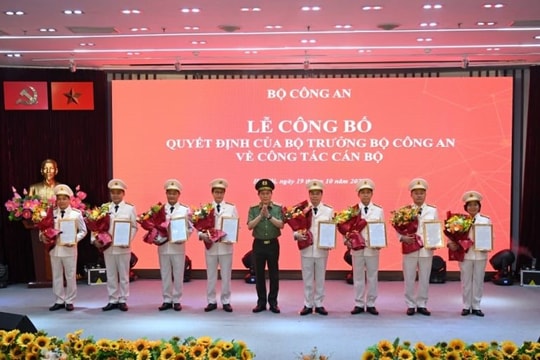 Bộ Công an phong cấp bậc hàm cho 8 lãnh đạo chủ chốt của Tổng Công ty Viễn thông MobiFone