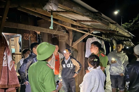 Một làng vùng cao ở Đà Nẵng xuất hiện vết nứt dài, gần chục hộ dân di dời trong đêm