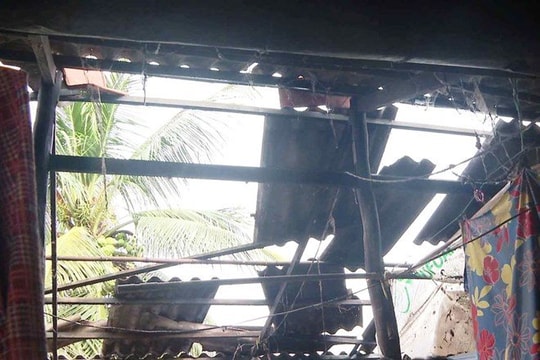 Lốc xoáy bất ngờ xuất hiện ở Cà Mau gây thiệt hại gần chục căn nhà