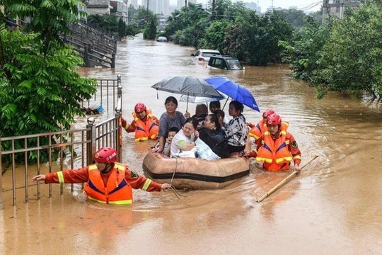 Bộ Y tế cử 3 đoàn công tác kiểm tra phòng chống dịch bệnh sau bão số 10 và 11