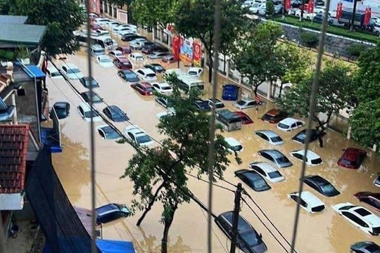 Đằng sau hình ảnh hàng nghìn ô tô ngập trong nước lũ ở Thái Nguyên