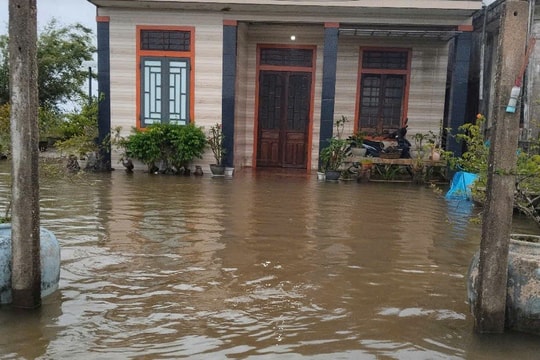 Bão số 12 gây triều cường, nước tràn vào nhiều nhà dân vùng trũng thấp ở Huế