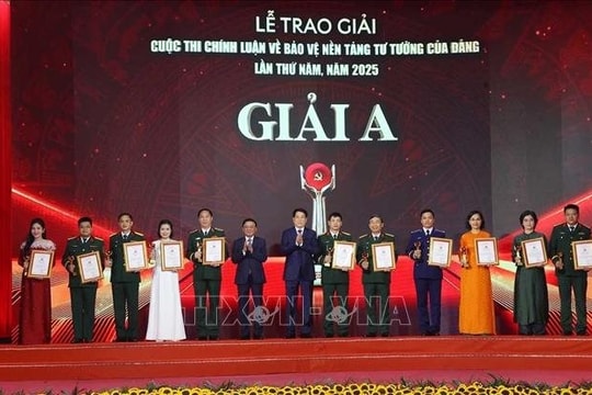 Chủ tịch nước dự Lễ trao giải Cuộc thi Chính luận về Bảo vệ nền tảng tư tưởng của Đảng lần thứ Năm