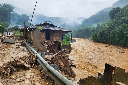 Mưa lớn diện rộng do bão số 12 suy yếu: Miền Trung chủ động ứng phó lũ, sạt lở đất