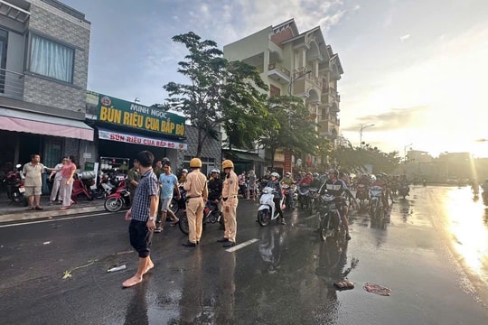 TP HCM: Mưa lớn gây ngập sâu, hơn 120 người dân được cứu khỏi vùng nguy hiểm trong đêm