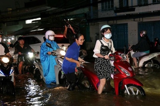 Triều cường lập kỷ lục lịch sử, nhiều khu vực ở Cần Thơ chìm sâu trong nước