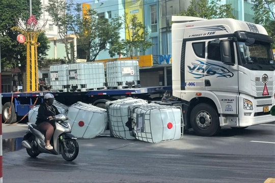 Quảng Ngãi: Chất lạ đổ tràn ra đường, nhiều người dân nhức đầu, buồn nôn